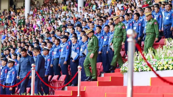 စစ်ကောင်စီက သူ့ကိုတိုက်ခိုက်နေတဲ့ လက်နက်ကိုင်တပ်ဖွဲ့တွေကို နိုင်ငံရေးဆွေးနွေးဖို့ ဖိတ်ခေါ်လိုက်ပြီး အာဏာသိမ်းပြီးနောက် ပထမဆုံးအကြိမ်အဖြစ် ပြည်သူ့ကာကွယ်ရေးတပ်မတော် (PDF) ကို ပါ ဖိတ်ခေါ်လိုက်ပါတယ်။