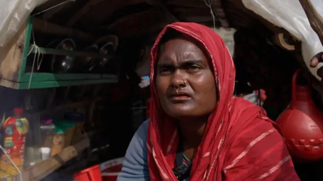 পরিবার নিয়ে নৌকায়ই বসবাস করেন ভোলার বিবি ফাতেমা