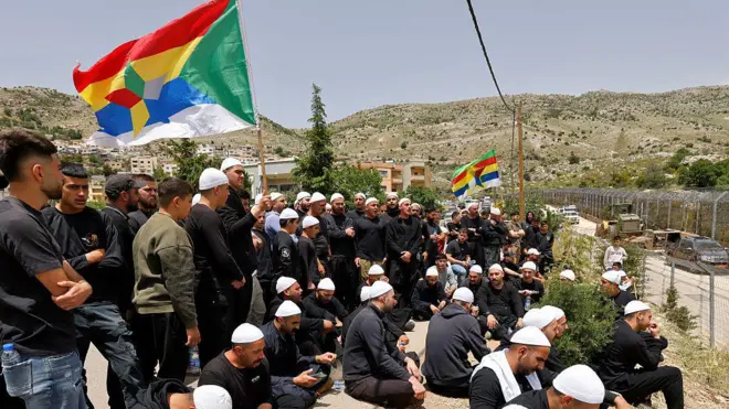 دروز يتظاهرون تضامناً مع الطائفة الدرزية السورية بالقرب من الجدار الحدودي في قرية مجدل شمس في مرتفعات الجولان في 30 أبريل 2025.