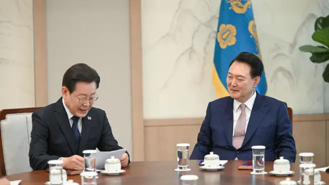 윤석열 대통령과 이재명 더불어민주당 대표가 29일 용산 대통령실 청사에서 열린 첫 영수회담에서 악수를 나누고 있다 (대통령실 제공)