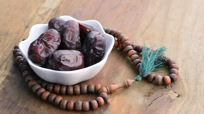 পৃথিবীর সব দেশের মুসলিমরাই তাদের ইফতার আয়োজনে খেজুর রাখেন। 