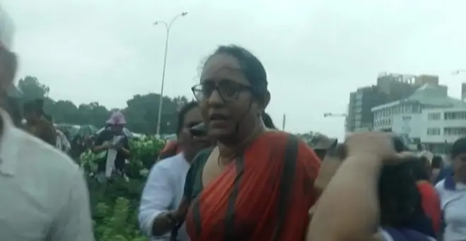 පාර්ලිමේන්තු මන්ත්‍රිනී හරිනි අමරසුරිය ඇතුළු ජාජබ කාන්තාවන්ට පොලිසියෙන් ජල ප්‍රහාර