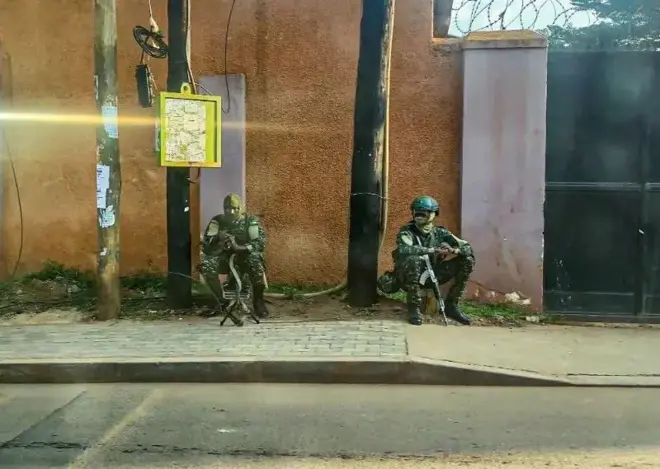 Abasirikare bafise ibigwanisho bakikuje  ahakorera vy’ikinyamakuru  Daily Monitor mu karere ka Namugongo i Kampala, kandi babandanya gucunga ako karere. 