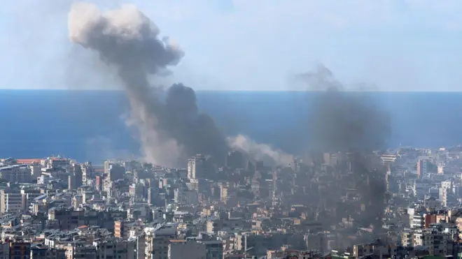 Дим се шири изнад зграда