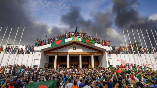 पीएम शेख़ हसीना के देश छोड़ने के बाद उनके कार्यालय पर प्रदर्शनकारियों ने धावा बोल दिया