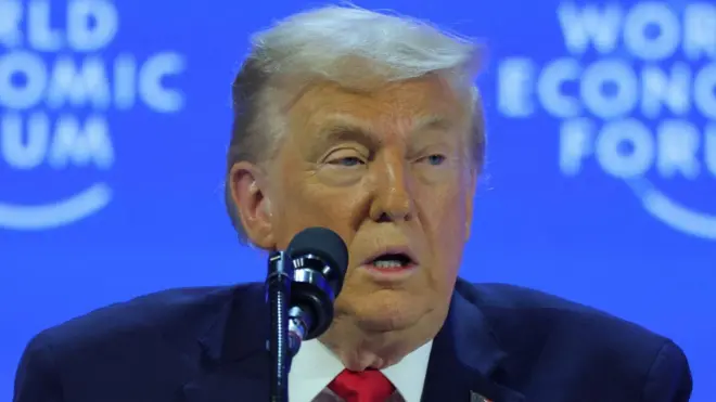 विश्व आर्थिक मञ्चको सम्मेलनमा डाभोसमा सम्बोधन गर्दै अमेरिकी राष्ट्रपति डोनल्ड ट्रम्प 