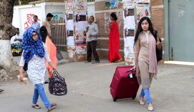 প্রতিবছর ঈদের ছুটিতে বাড়ি ফিরতে অসংখ্য মানুষ ঢাকা ছাড়েন (ফাইল ছবি)