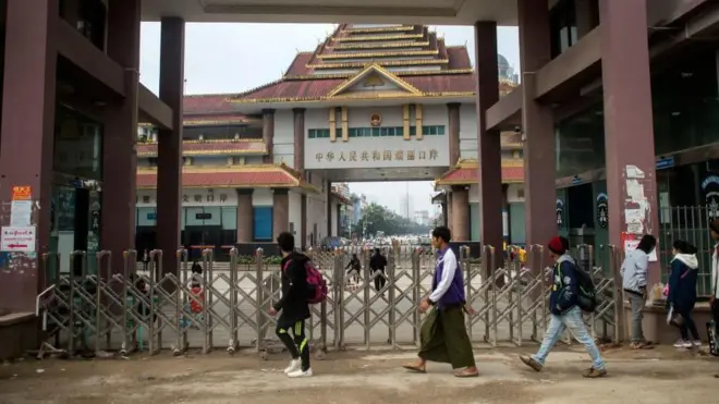 တရုတ် - မြန်မာနယ်စပ်ဂိတ်ကို မူဆယ်ဘက်ခြမ်းကတွေ့ရမှု ( ပုံဟောင်း) 