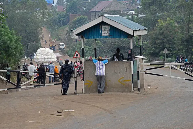 Umupolisi wa Uganda ari ku burinzi ku mupaka wa Mpondwe, Uganda ihana na DR Congo, ku itariki ya 18 Gashyantare (2) mu 2017, hafi y’akarere ka Kasese, muri Uganda. 
