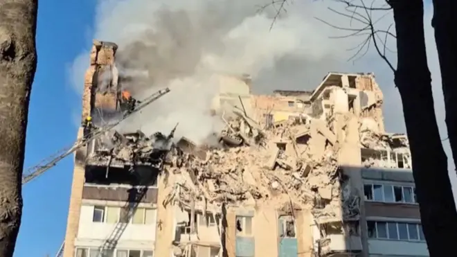 تصویر ساختمانی که در حمله تازه روسیه به اوکراین تخریب شده است. شدت تخریب زیاد دیده می‌شود.