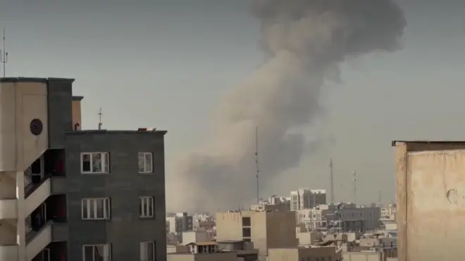 Дим здіймається над Тегераном