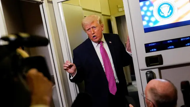 Trump AirForce One uçağında gazetecilere açıklama yapıyor