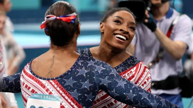 Simone Biles félicitée par une coéquipière