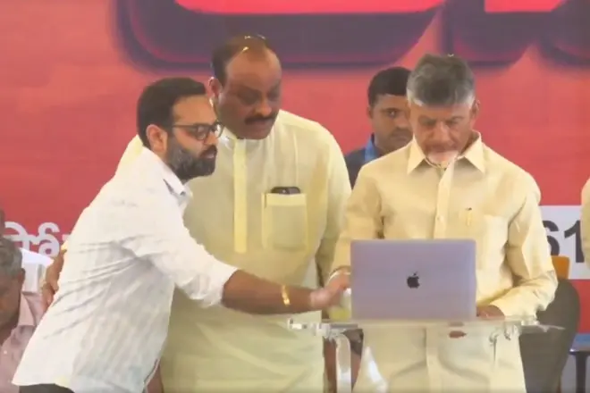 టీడీపీ ‘ఇదేం ఖర్మ’ ప్రచార కార్యక్రమ ప్రారంభోత్సవంలో చంద్రబాబుకు సహకరిస్తున్న రాబిన్ శర్మ