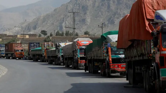 तोरखाम क्रॉसिंग पर खड़े ट्रक