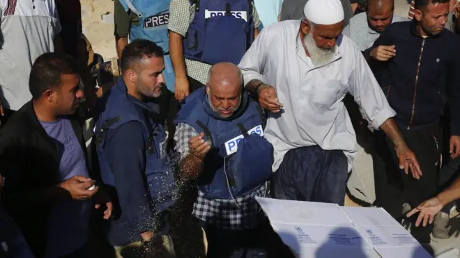 흙을 뿌리는 알-다흐두흐의 모습