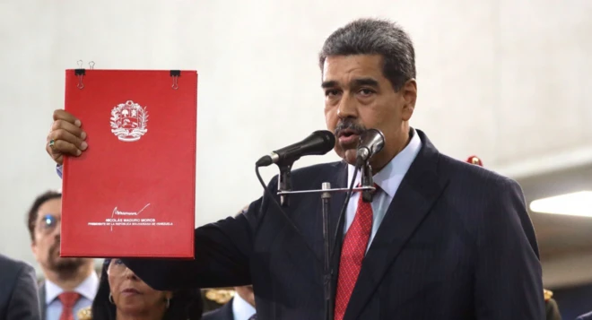 Maduro Yüksek Mahkeme girişinde konuşuyor