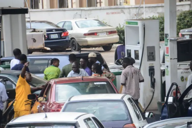 Aworan awọn to to lati ra epo bẹntiroo