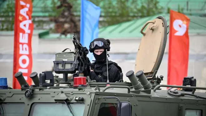 Бронированная машина ФСО патрулирует центр Москвы 5 мая 2026
