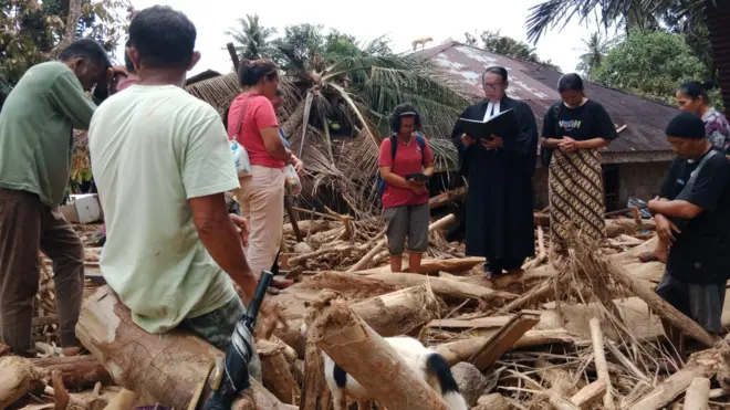 Pendeta Paten Sidabutar tetap memberikan layanan kepada jemaatnya di tengah kondisi banjir dan longsor.