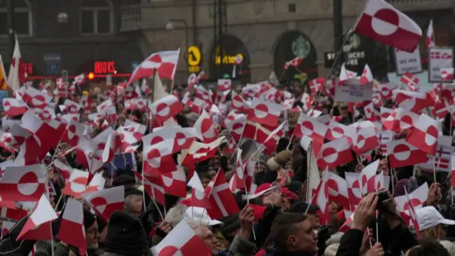 グリーンランドの旗を手に連帯を示すコペンハーゲンの人々
