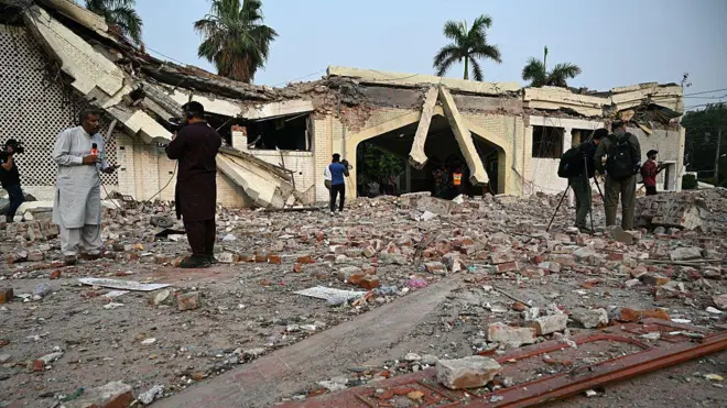 मुरीदके में भारत के हमले के बाद क्षतिग्रस्त हुई इमारत