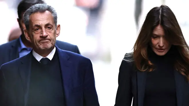 Николя Саркози прибывает в тюрьму со своей женой Карлой Бруни
