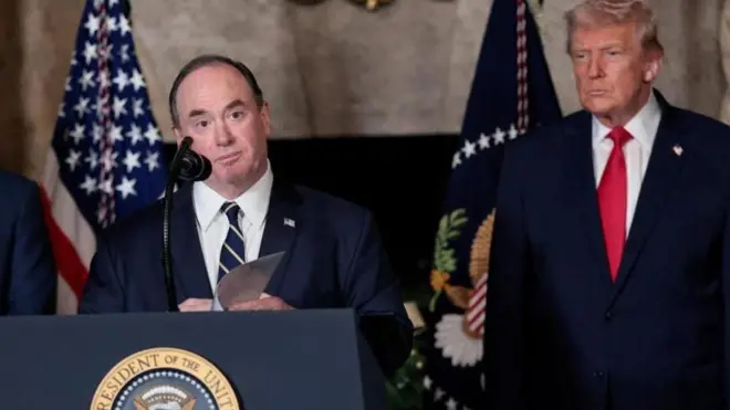 جان فیلن در کنار دونالد ترامپ