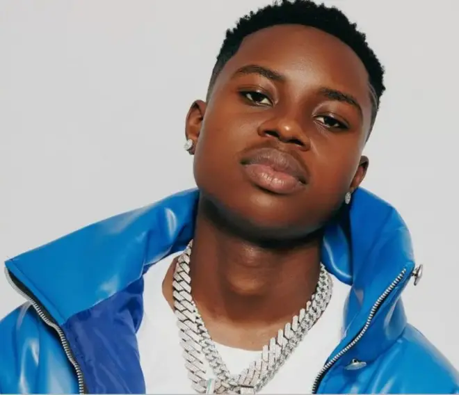 Habeeb Hamzat, ti ọpọ eeyan mọ si Peller wọ asọ funfun ati buluu, o si fi ẹsọ palaba si ọrun rẹ, bakan naa lo ta irun rẹ ni koko