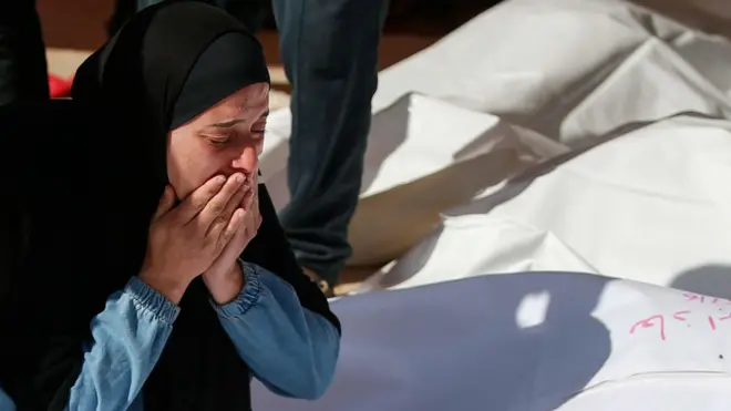 سيدة تبكي خلال تشييع جنازة الفلسطينيين ممن قُتلوا في الغارات الإسرائيلية، في المستشفى الإندونيسي في بيت لاهيا، في شمال قطاع غزة، 16 مايو 2025