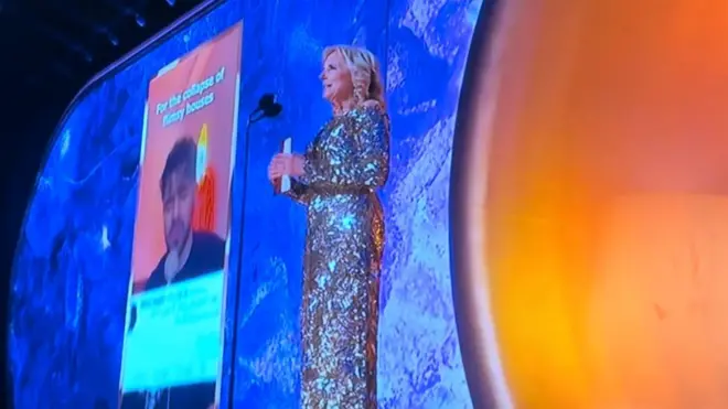 جیل بایدن بانوی اول آمریکا شروین حاجیپور را برنده جایزه گرمی اعلام کرد.