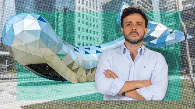 Colagem de imagens mostra Renan Santos, de braços cruzados e vestindo camisa azul clara com as mangas dobradas, sobreposto a uma fotografia da estátua metálica de uma baleia da avenida Faria Lima