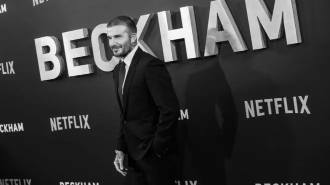 دیوید بکام، کاپیتان پیشین تیم ملی فوتبال انگلیس است که در ۱۱۵ بازی ملی دارد و ۳۹۴ بار پیراهن منچستر یونایتد را پوشیده است