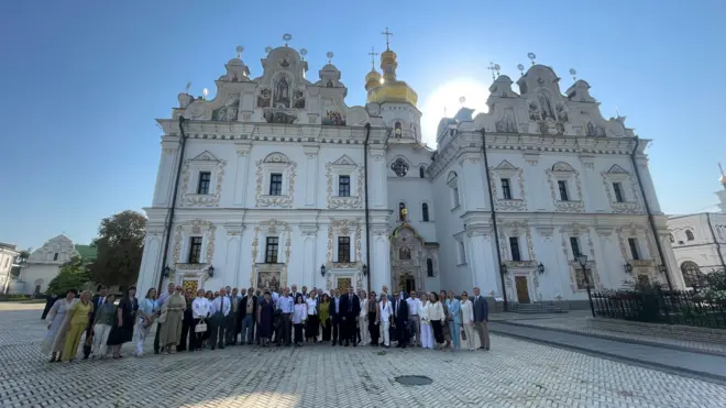Українські дипломати під час екскурсії Києво-Печерською лаврою