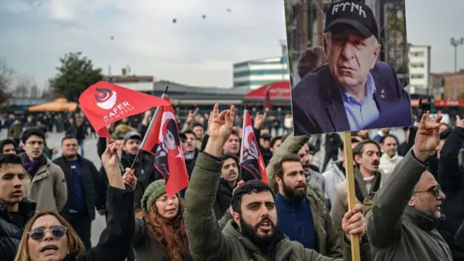 Ümit Özdağ'ın gözaltına alınmasını protesto eden Zafer Partili bir grup 
