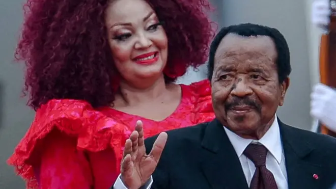 အဖြူ အနက် အနောက်တိုင်း ဝတ်စုံ ဝတ်ထားတဲ့ ကင်မရွန်း သမ္မတ ပေါလ် ဘီယာကို အနီနောင် ဝတ်ဆုံ ဝတ်ထားတဲ့ ဇနီးဖြစ်သူရဲ့ ရှေ့မှာ မြင်တွေ့ရတာဖြစ်ပါတယ်။ ၂၀၂၄ ခုနှစ် စက်တင်ဘာလတုန်းက တရုတ်နိုင်ငံ ဘေကျင်းမြို့မှာကျင်းပတဲ့ တရုတ် - အာဖရိက ပူးပေါင်းဆောင်ရွက်ရေး ဖိုရမ်မှာ မြင်ရတာဖြစ်ပါတယ်။ 