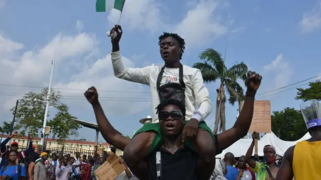 Wasu ƴan Najeriya masu zanga-zanga a Legas da ke Najeriya cikin shekarar 2022