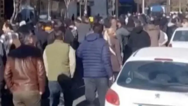 Намойишлар якшанбадан бери давом этмоқда, улар Теҳронда бошланган 