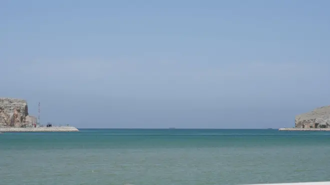 Суда в узком проходе между двумя берегами в Ормузском проливе (снято 8 апреля с территории Омана)