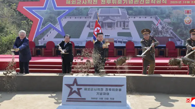 کیم جونگ اون در مراسم آغاز ساخت بنای یادبود برای سربازان کشته شده کره شمالی