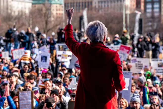 Một cuộc biểu tình No Kings tại Boston, Massachusetts vào hôm 28/3, trong đó nhiều người biểu tình kêu gọi "cứu nền dân chủ Mỹ"