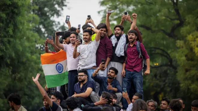 காவல்துறையினருடன் ஏற்பட்ட மோதல்களின் வீடியோக்கள் சமூக ஊடகங்களில் வைரலான உள்ளடக்கங்களாக மாறி