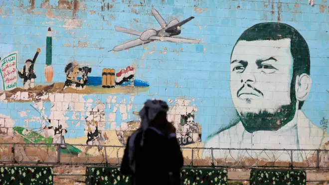 صورة تظهر جدارية مرسومة لزعيم الحوثيين عبد الملك الحوثي في شوارع العاصمة اليمنية صنعاء.