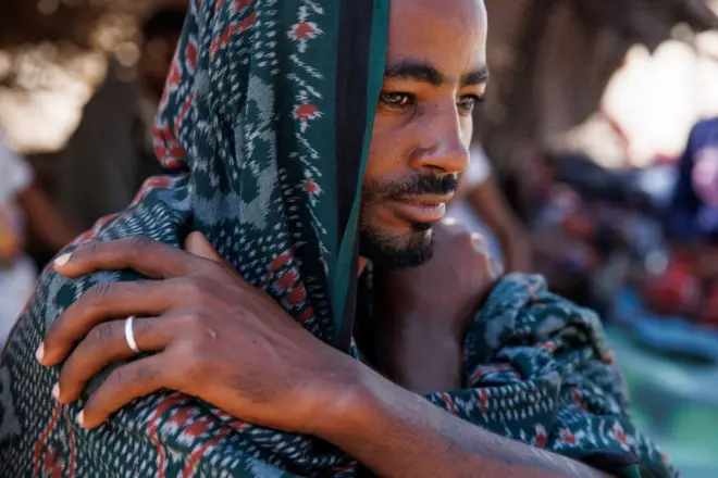 ካብ ትግራይ ኢትዮጵያ ዝመጸ ስደተኛ ብ19 ጥሪ 2024 ኣብ ጎዶርያ ጅቡቲ ኣብ ትሕቲ ቁጥቋጥ የዕርፍ። ኣብዚ ቀረባ እዋን ብጉጅለ ሑቲ የመን ኣብ ልዕሊ ንግዳዊ መራኽብ ዝተፈጸመ መጥቃዕቲ፡ ​​ከም ግብረ መልሲ ኣመሪካን መሻርኽታን ተኸታታሊ መጥቃዕቲ ኣየር ድሕሪ ምፍጻመን፡ ንሓደ ኣገዳሲ መስመር መራኽብ ጥራይ ዘይኮነስ፡ ነቲ በቲ ስደተኛታት ዝውሰደ ህቡብ "ምብራቓዊ መንገዲ" እውን ኣብ ሓደጋ ኣእትይዎ ኣሎ። 