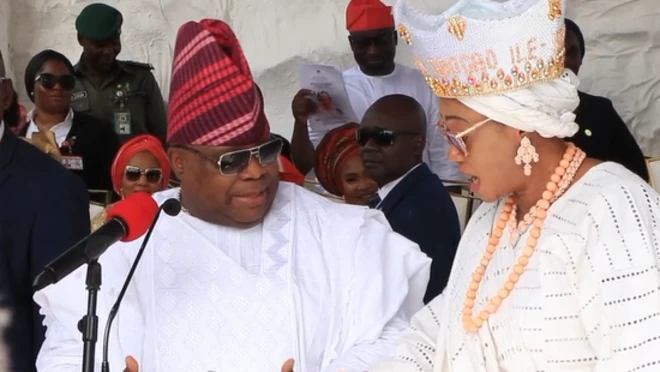 Gomina Ademola Adeleke wọ agbada funfun pẹlu Aya aarẹ, Sẹnẹtọ Oluremi Tinubu to wọ aṣọ ofi