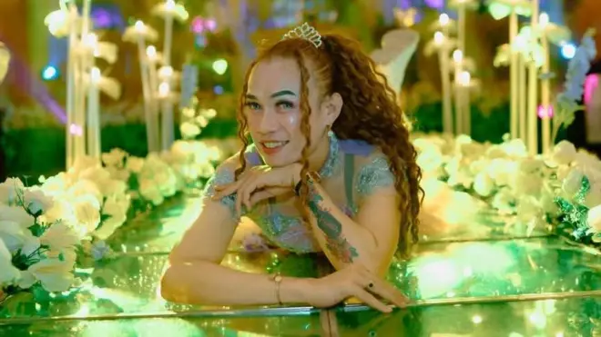 Salah seorang penyanyi transpuan di Gorontalo.