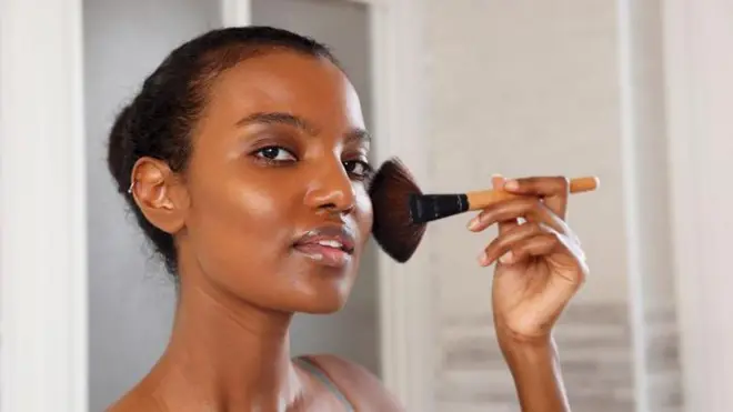 Umukobwa afise uburoso mu ntoke 