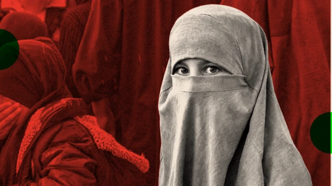 Imagen tratada que muestra a mujeres y niños haciendo cola en el fondo, con una imagen en blanco y negro de una persona que lleva niqab.