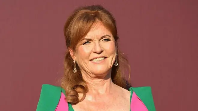 Sarah Ferguson üzerinde yeşil ve pembe bir elbiseyle gülümsüyor