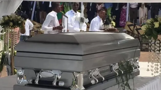 Isanduku yari irimo umugogo w'Umwami wa nyuma w'u Rwanda Kigeli V Ndahindurwa agiye gutabarizwa i Nyanza muri Mutarama 2017